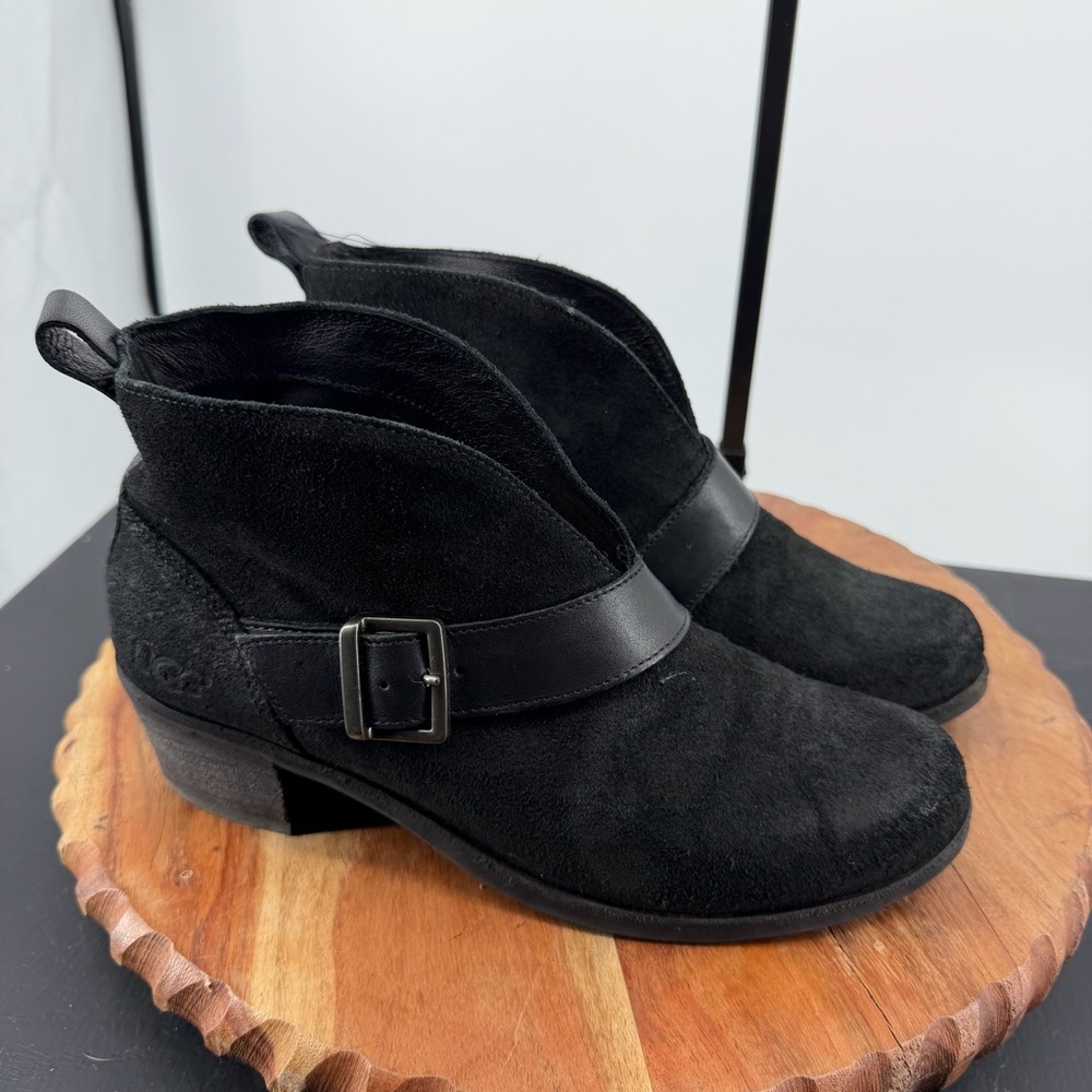 UGG Women's Wright Belted ankle boots in black suede and leather sz 6.5